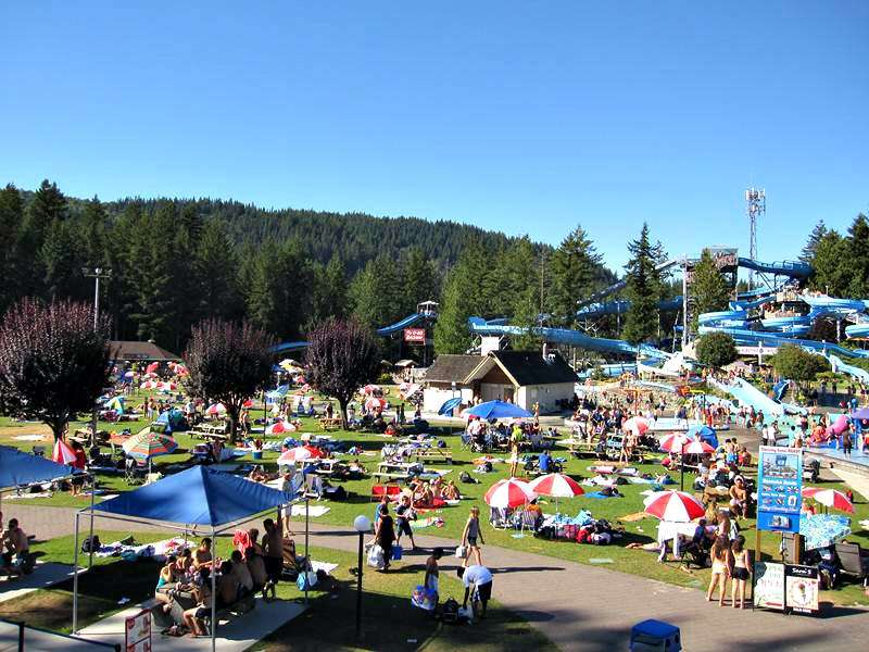 Cultus Lake Waterpark eating areas